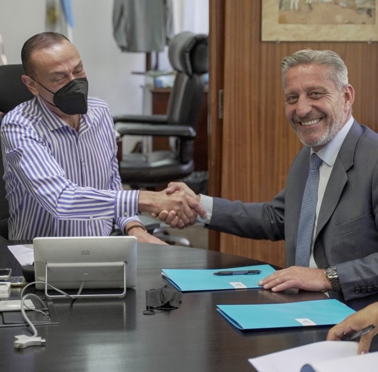 Arcioni firmó en Nación la obra de pavimentación de la Ruta 17 entre Trevelin y Corcovado que tendrá una inversión de $ 1.300 millones