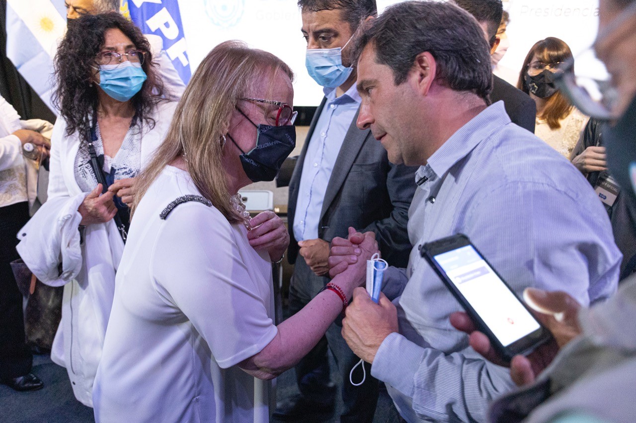 Luque acompañó a Alicia Kirchner en la inauguración de un nuevo parque eólico de YPF en Santa Cruz