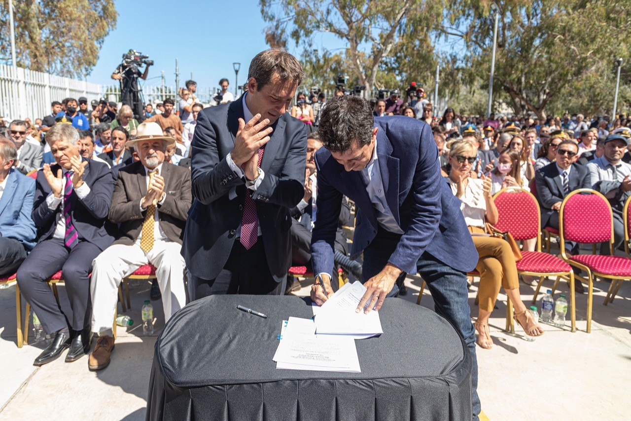 Comodoro firmó el convenio para la red cloacal del barrio Gesta de Malvinas que beneficiará a 146 familias