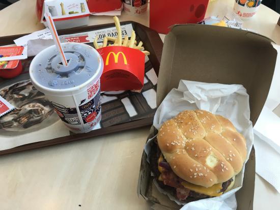 Madryn: Le vaciaron la cuenta y se gastaron todo en hamburguesas de Mc Donalds