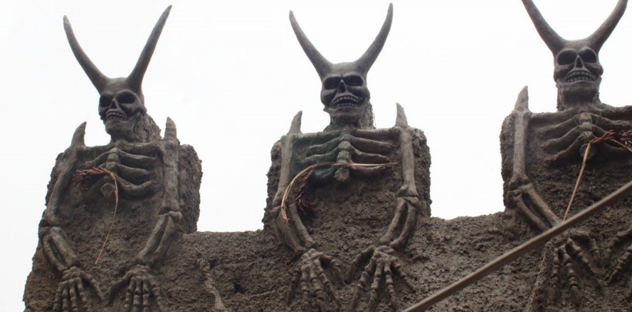 Un ex minero devoto del Diablo decoró su casa con 12 esculturas de Satanás