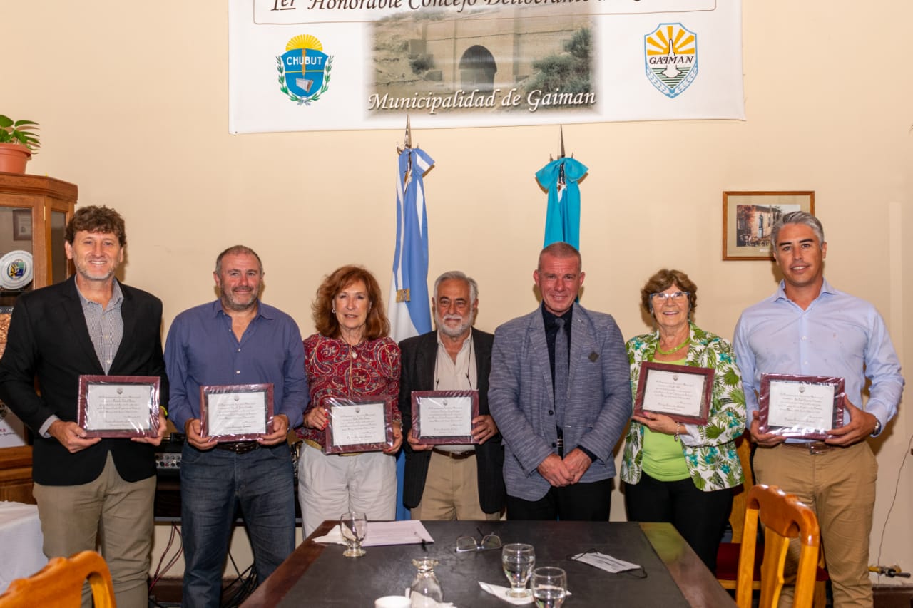 Darío James abrió las sesiones del Concejo de Gaiman y entregó diplomas a los convencionales que redactaron la Carta Orgánica