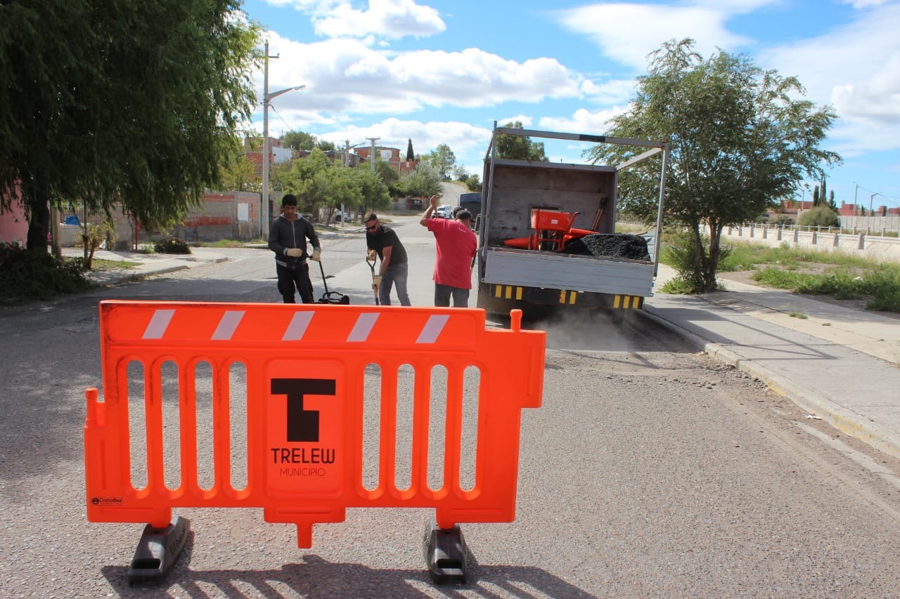 La Municipalidad de Trelew avanza con los trabajos de bacheo, demarcación y desmalezamiento