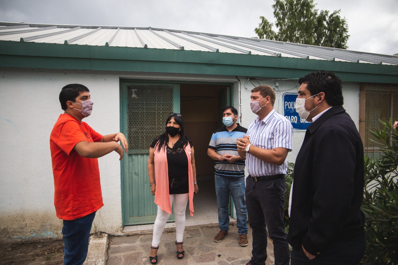 Biss visitó dos vecinales y le pidieron infraestructura para los centros comunitarios