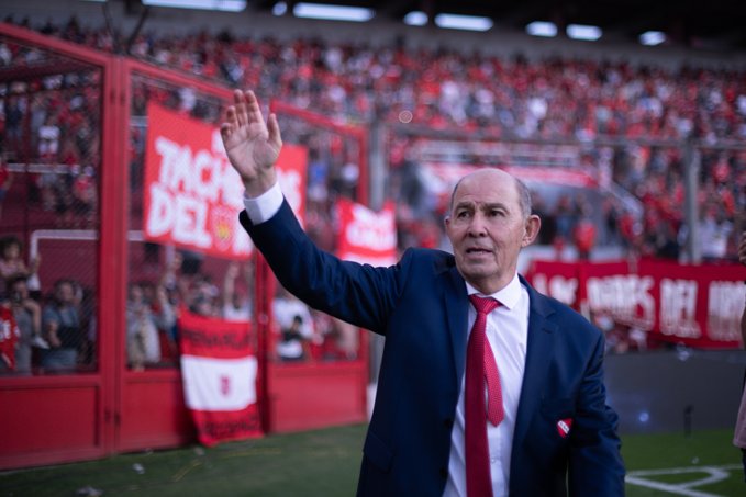 Ricardo Bochini fue premiado por haber jugado toda su carrera en un mismo club