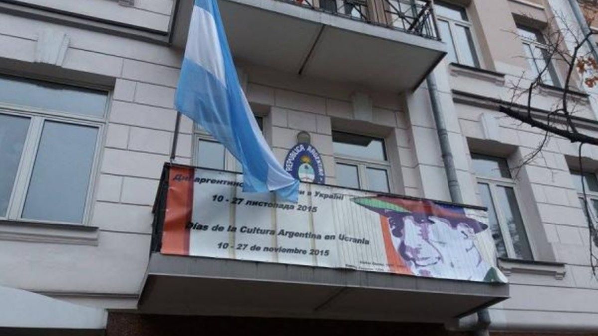 El Gobierno Nacional ordenó evacuar la embajada argentina en Kiev