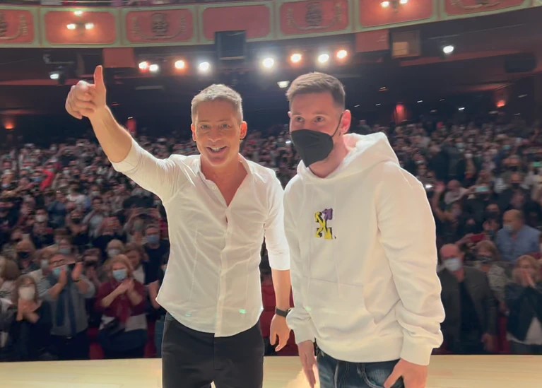 Messi fue al teatro y recibió una fuerte ovación de todo el público