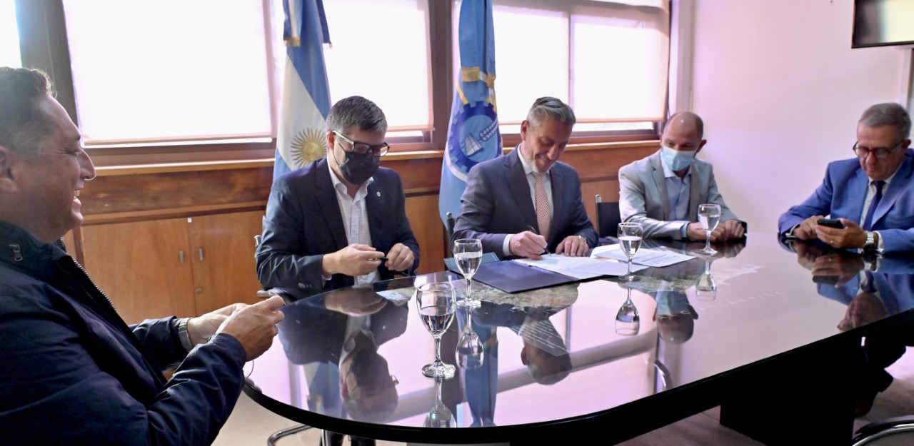 Arcioni firmó el contrato de obra para la tercera etapa de recuperación del sistema cloacal de Trelew