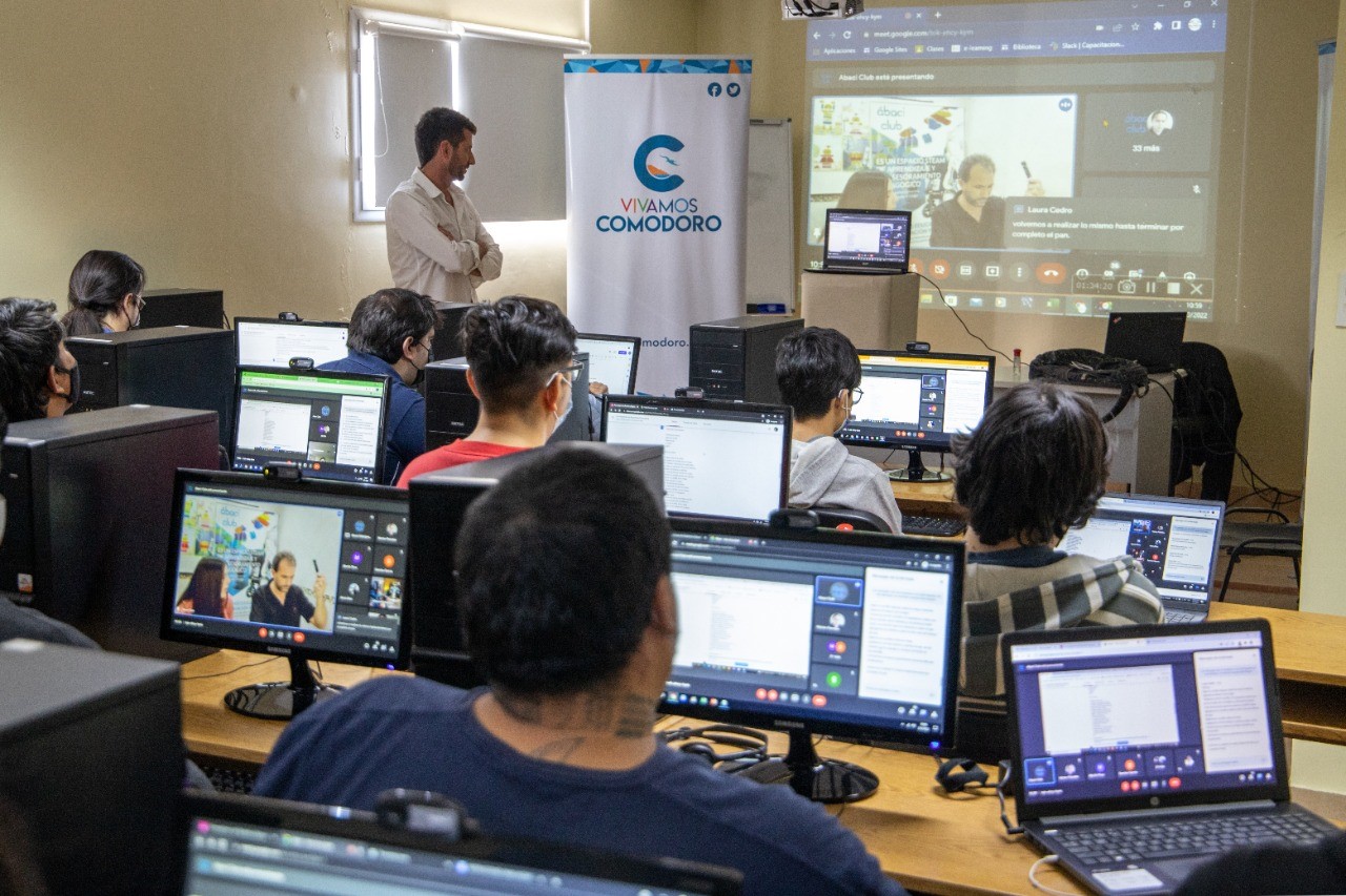 Comenzó en Comodoro el ciclo de Formación en Robótica Educativa
