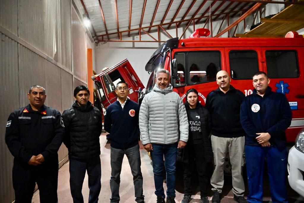 Arcioni recorrió el Cuartel de Bomberos Voluntarios de Gobernador Costa y visitó a vecinos emprendedores