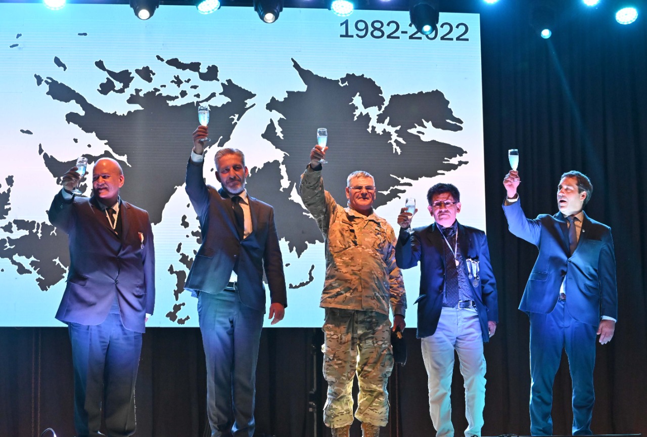 Arcioni: “Las Islas Malvinas nos une en la lucha y en el deseo de querer volver a ver nuestra bandera celeste y blanca flameando en esa tierra que es nuestra”