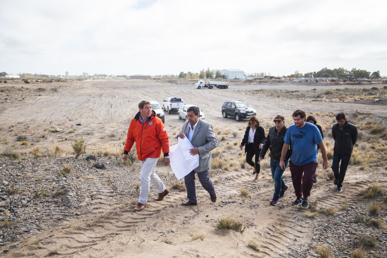 Biss supervisó el avance de los trabajos de apertura de calles en el Parque Industrial de Rawson