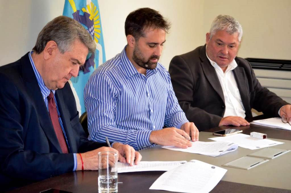 Cavaco firmó importantes convenios en Comodoro Rivadavia