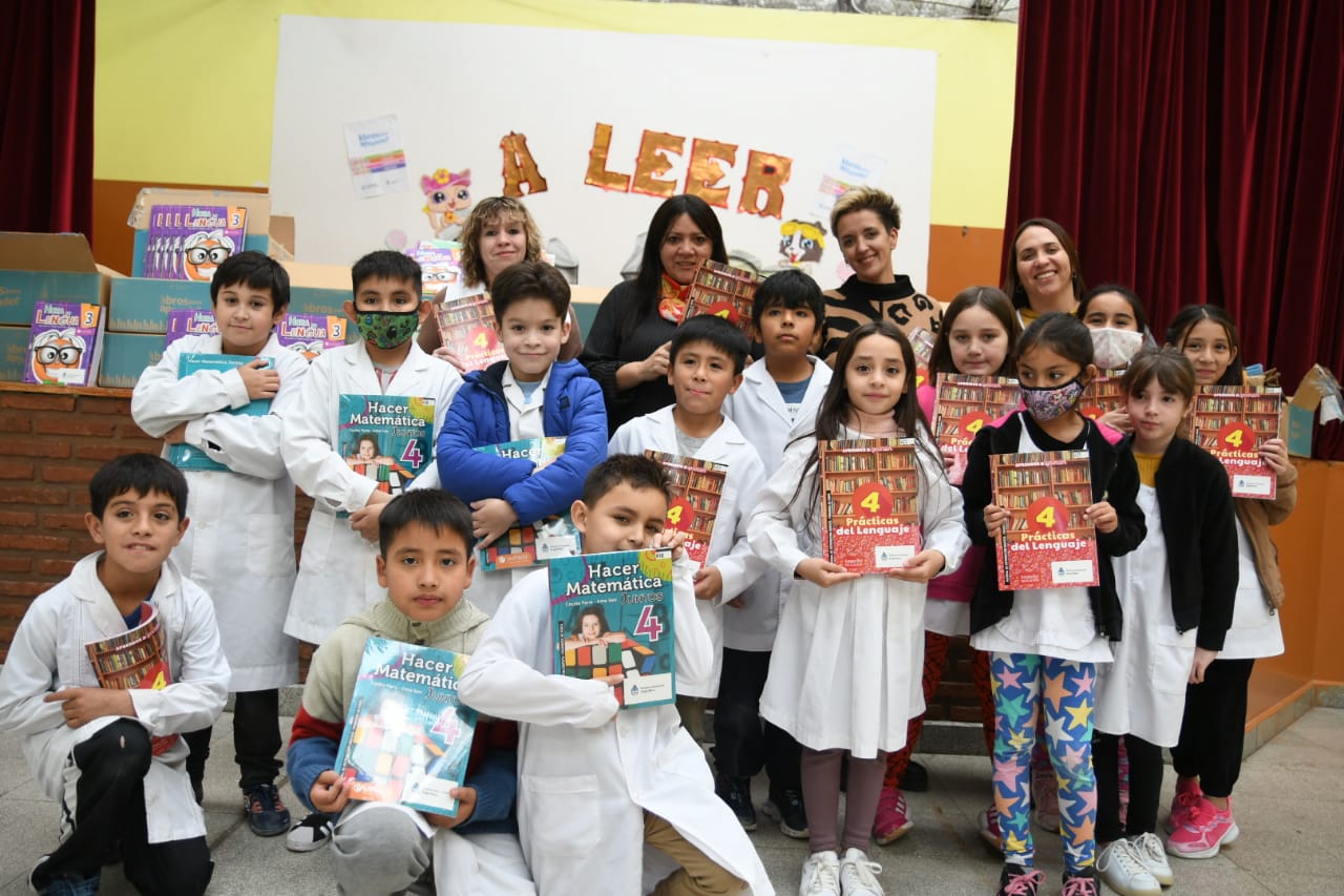 Perata entregó libros y kits de útiles escolares a estudiantes de Sarmiento