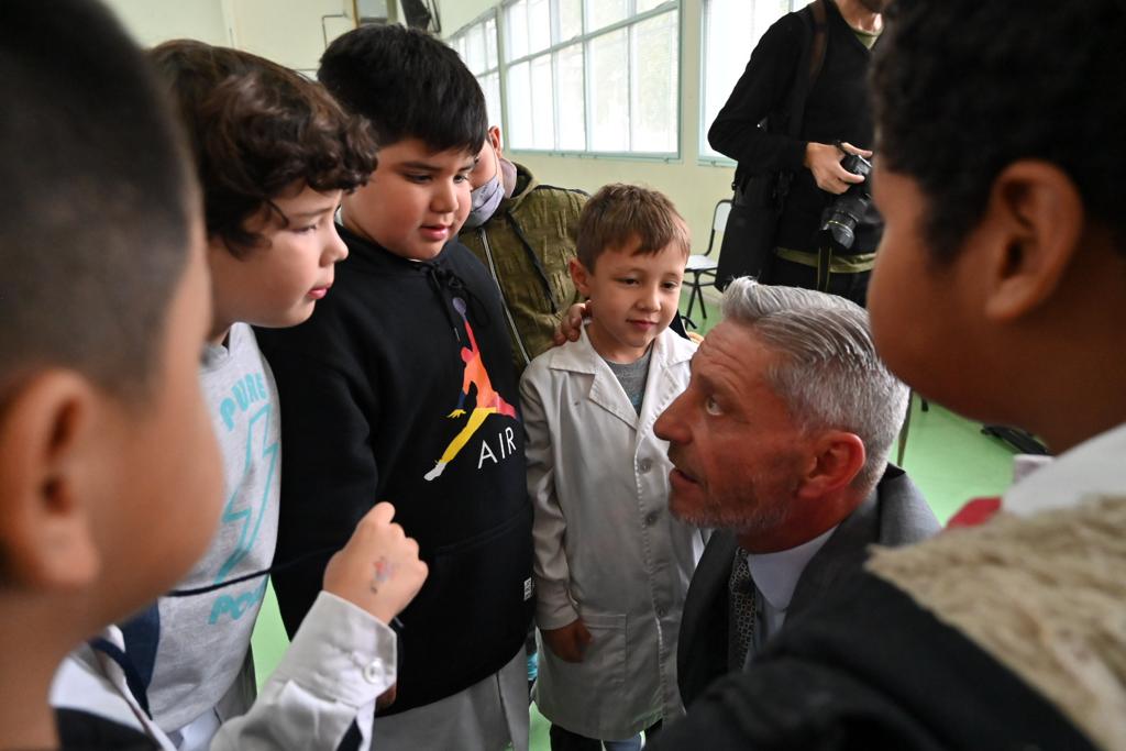 “Libros para aprender”: El gobernador encabezó la primera entrega de más de 100.000 textos a escuelas primarias de Chubut