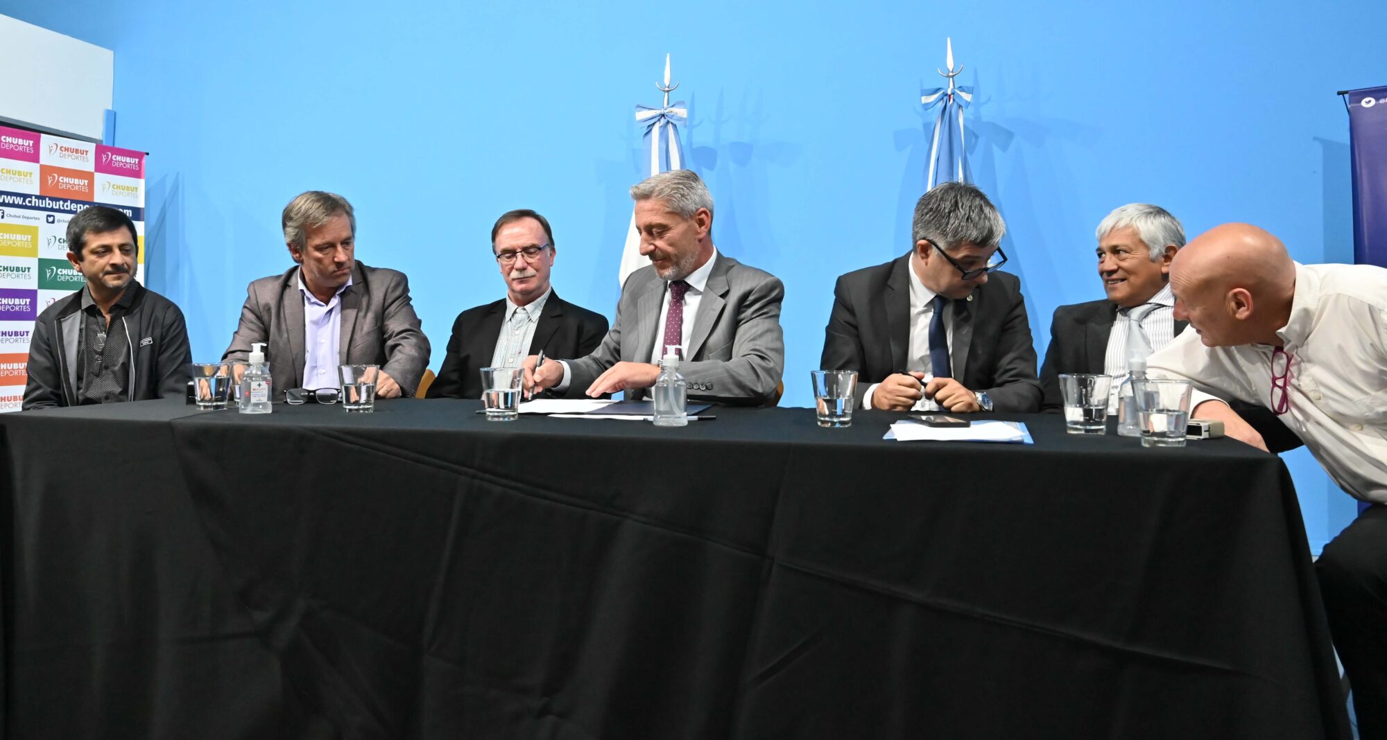 Comarca Andina: Arcioni firmó convenio para obras de poda y desmalezamiento por $ 40 millones