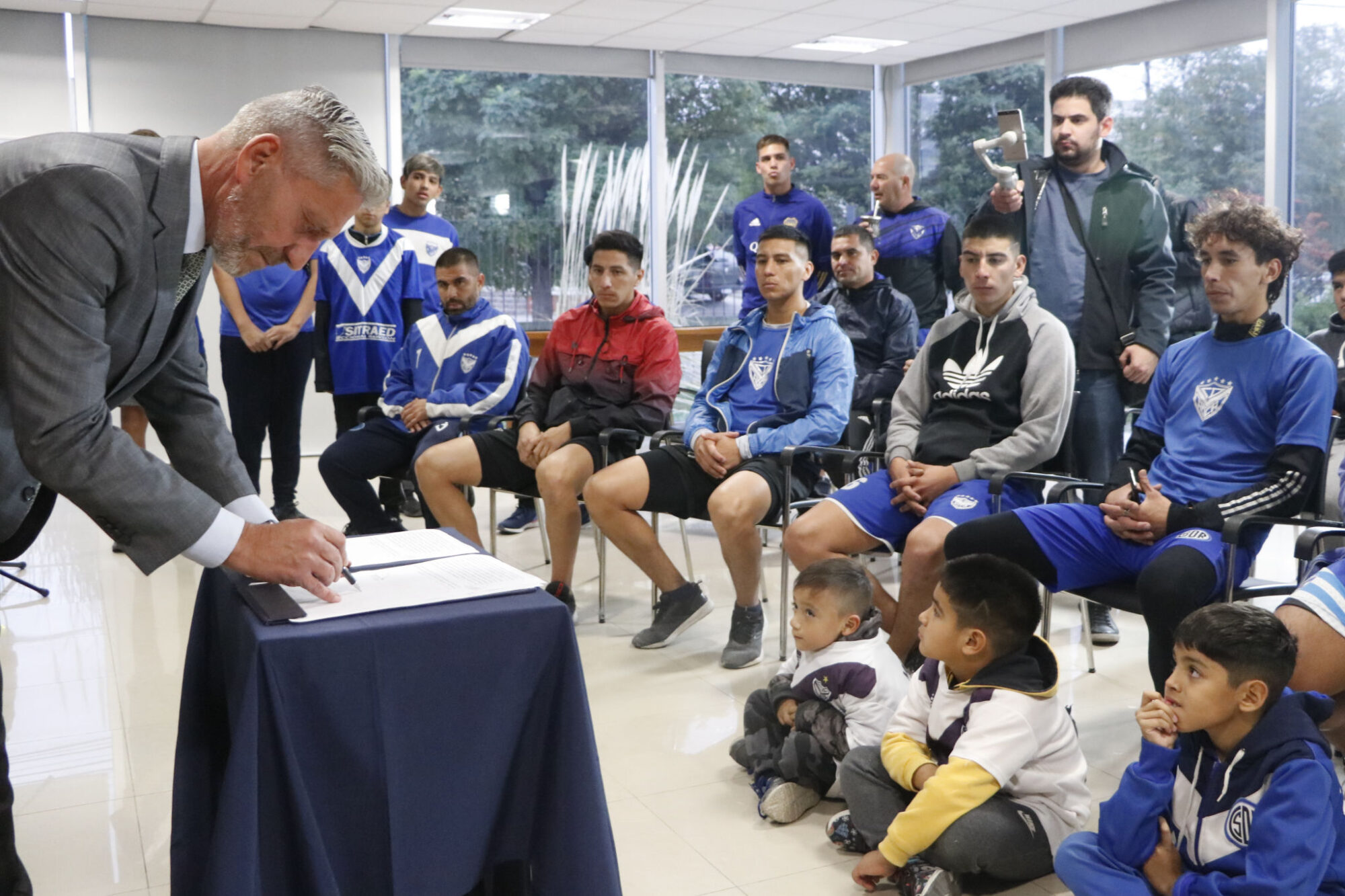 Arcioni firmó un convenio para la construcción de obras en el Club Social y Deportivo Roca de Rawson que demandará una inversión de más de $ 8 millones