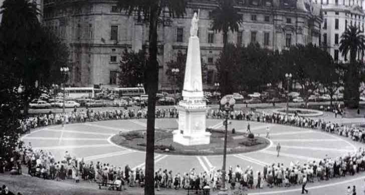 En la previa de su 45º aniversario, las Madres de Plaza de Mayo realizan este jueves la ronda número 2297