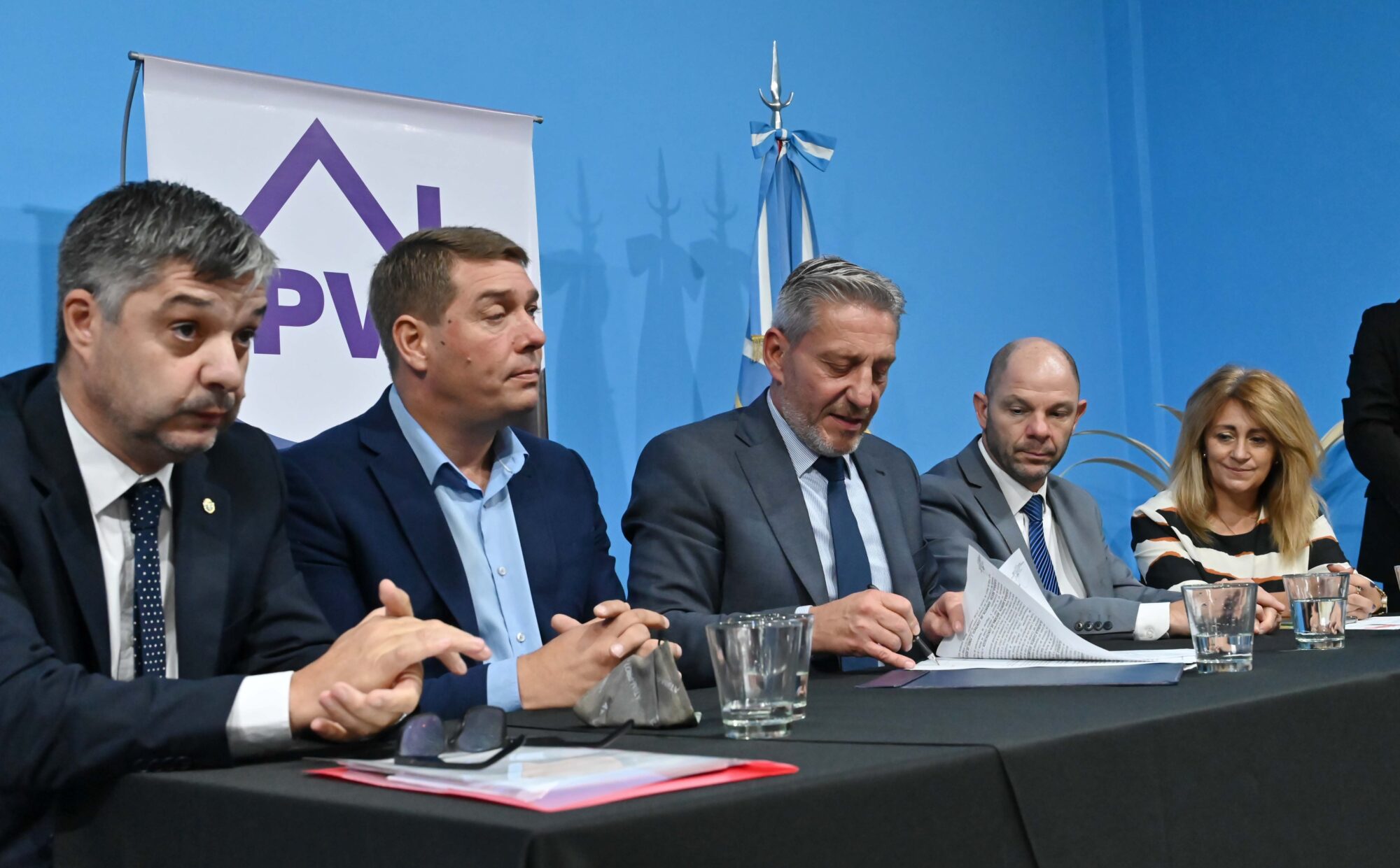 El gobernador firmó contratos para la construcción de 80 nuevas viviendas en Rawson