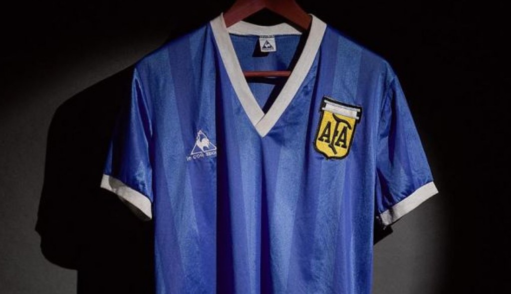 Comenzó la subasta de la histórica camiseta que usó Maradona en el Mundial de 1986 frente a Inglaterra