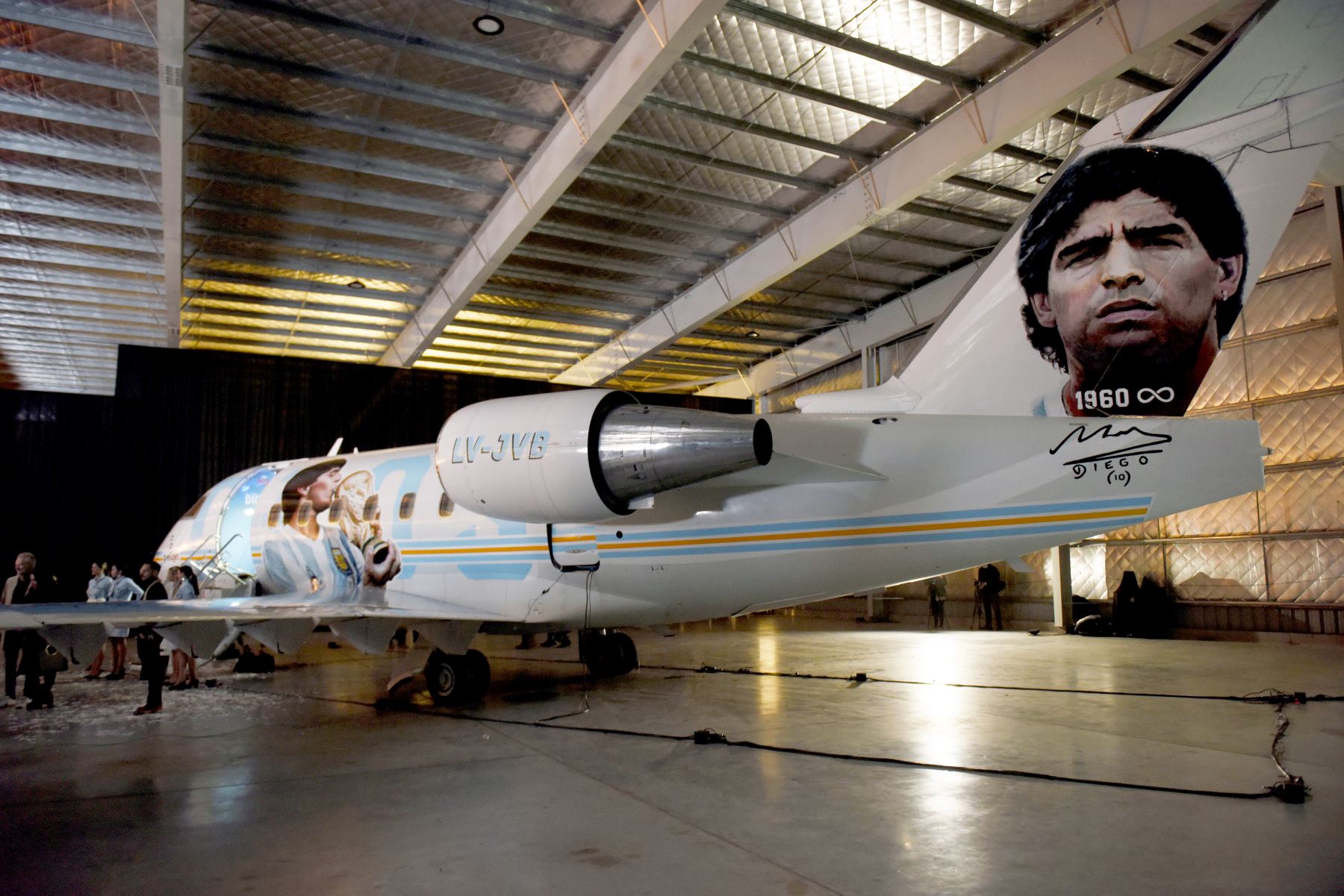 El avión “Tango D10S” en homenaje a Diego Maradona fue presentado en Morón