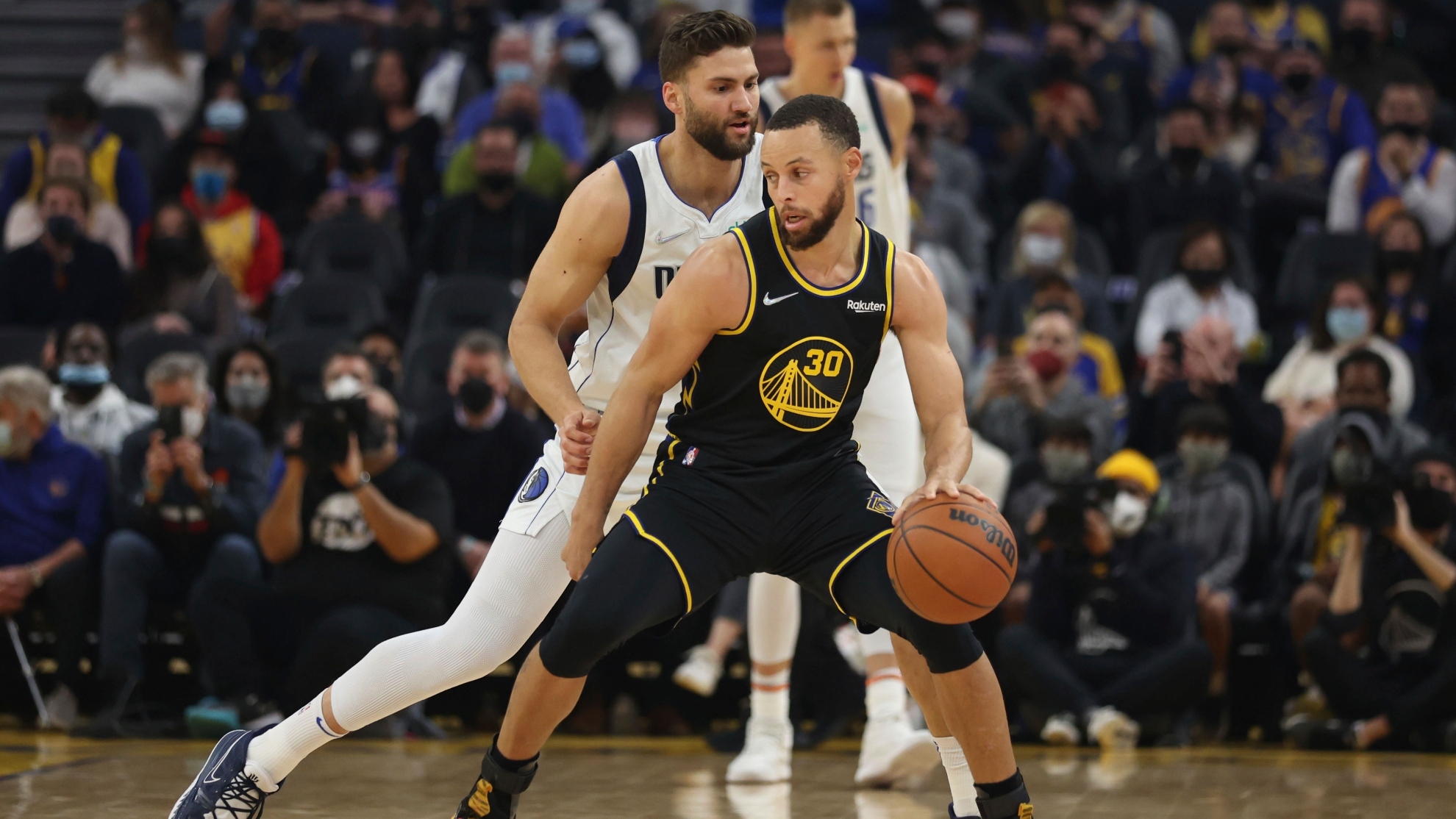 Golden State se impuso ante Dallas y quedó a un paso de las finales de la NBA