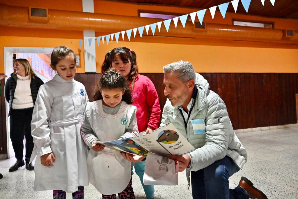 Arcioni en Carrenleufú: Firmó convenios, entregó aportes por más de $ 4 millones y dijo que “en los momentos difíciles tenemos que estar más juntos que nunca”