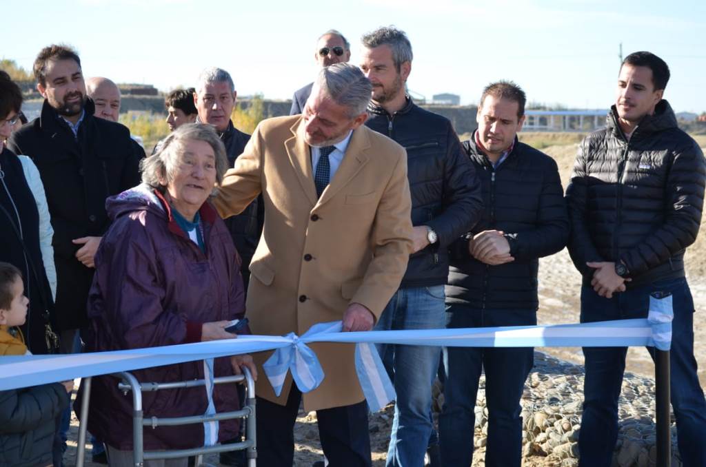 Arcioni inauguró la protección del Arroyo La Mata y anunció mejoramientos para el barrio Los Arenales de Comodoro Rivadavia