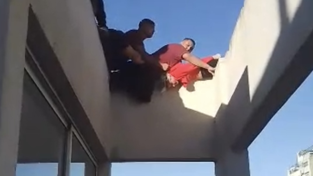 Una mujer quiso arrojarse al vacío desde un séptimo piso y fue rescatada por la Policía