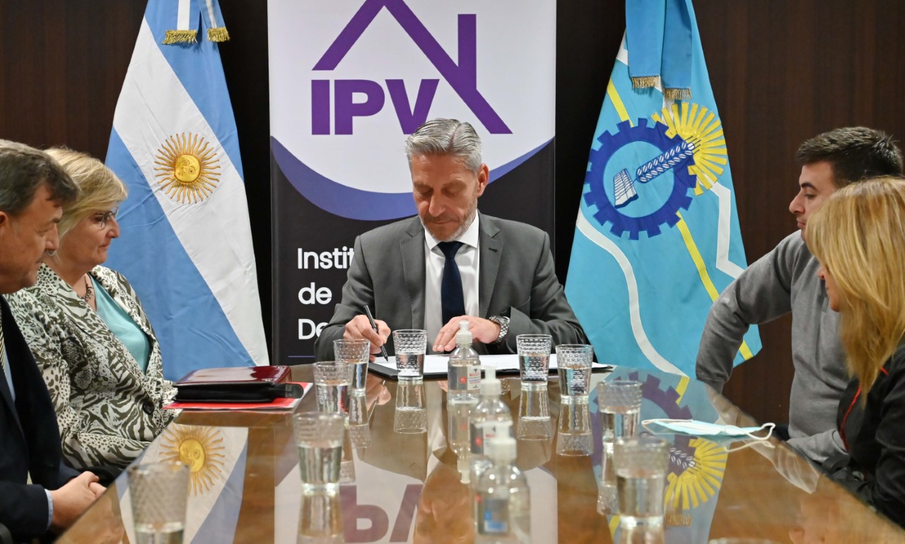 Arcioni firmó convenios para la construcción de cuatro viviendas en el Dique Florentino Ameghino y 28 de Julio