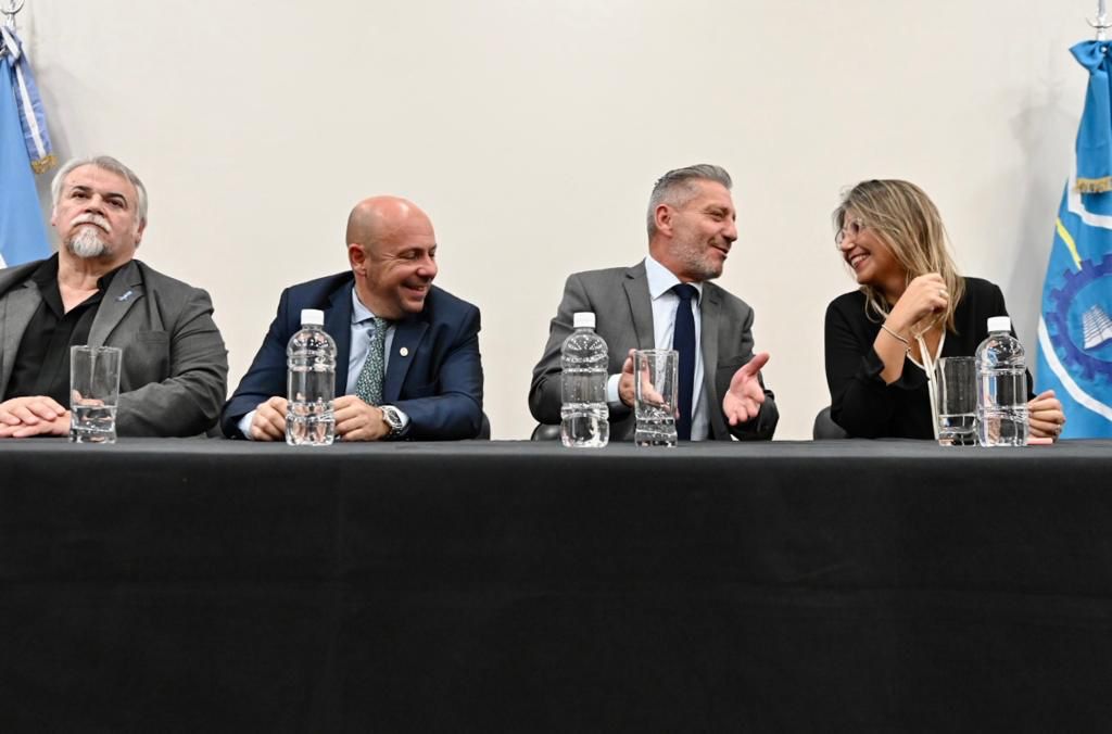 Arcioni y Sastre encabezaron la firma del convenio por la “Ley Micaela”