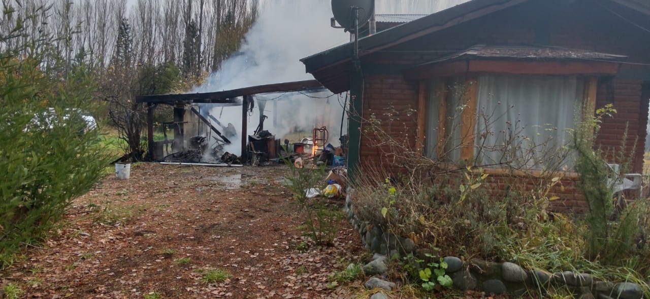 Un hombre terminó con el 40% del cuerpo quemado tras un incendió en una vivienda de Lago Puelo