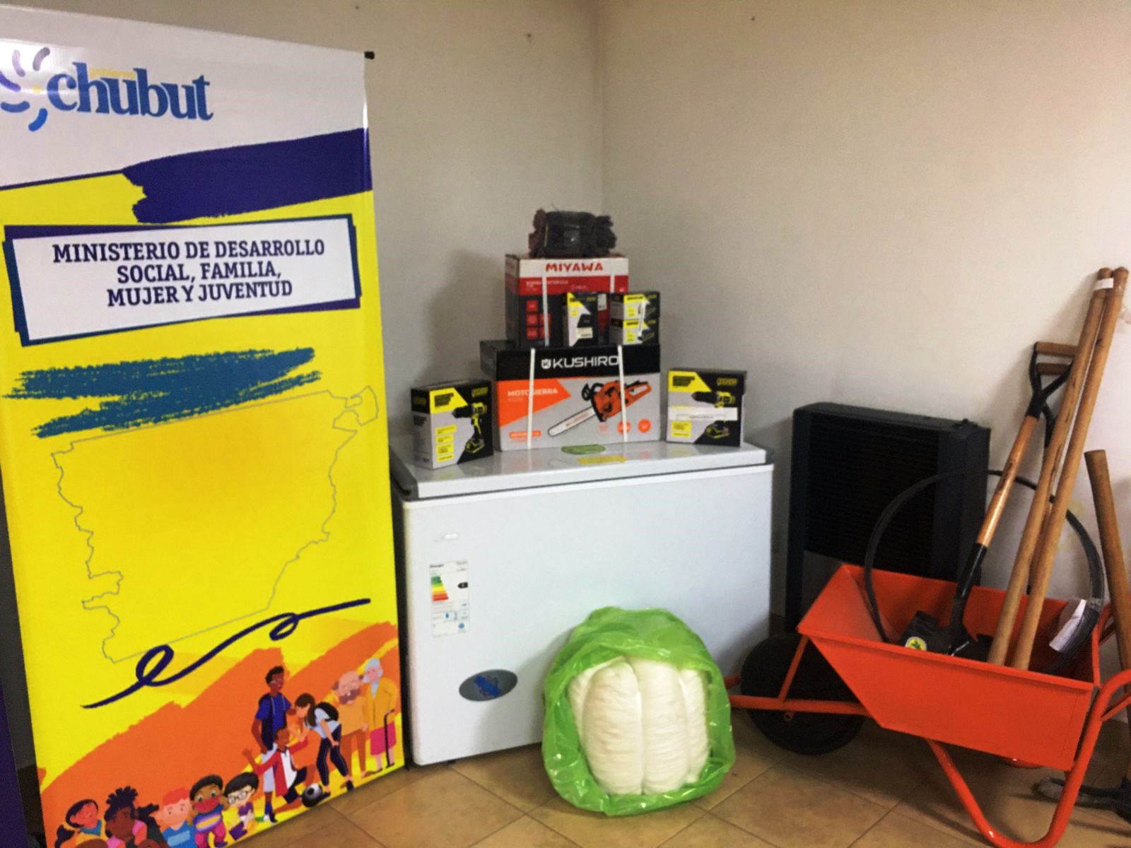 El Gobierno entregó materiales y maquinarias a dos cooperativas de Trevelin para incrementar la productividad, optimizar el tiempo y mejorar la calidad