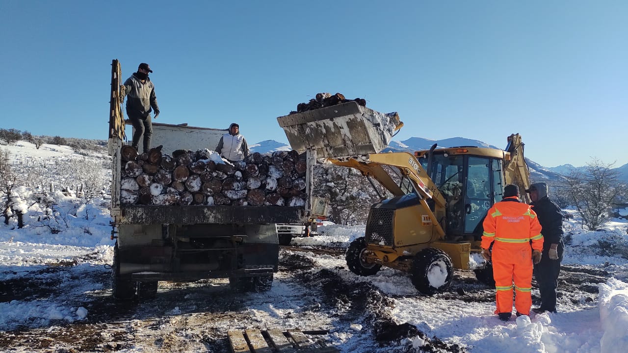Asistieron a pobladores de Lago Vintter que habían quedado aislados por el temporal de nieve