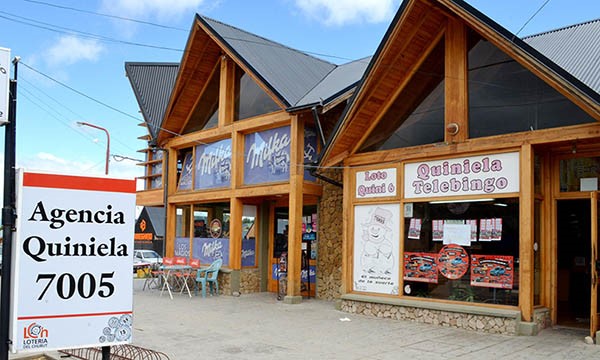 Amenazó a la empleada con una supuesta arma que llevaba en la cintura y se llevó la recaudación de una Agencia de Quiniela de Esquel