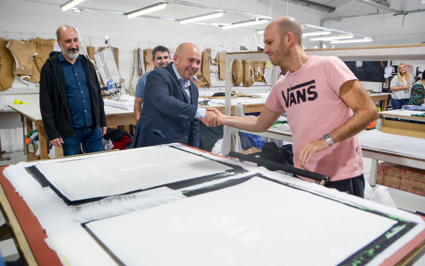 Sastre visitó las instalaciones de Alfa, una empresa textil con crecimiento sostenido