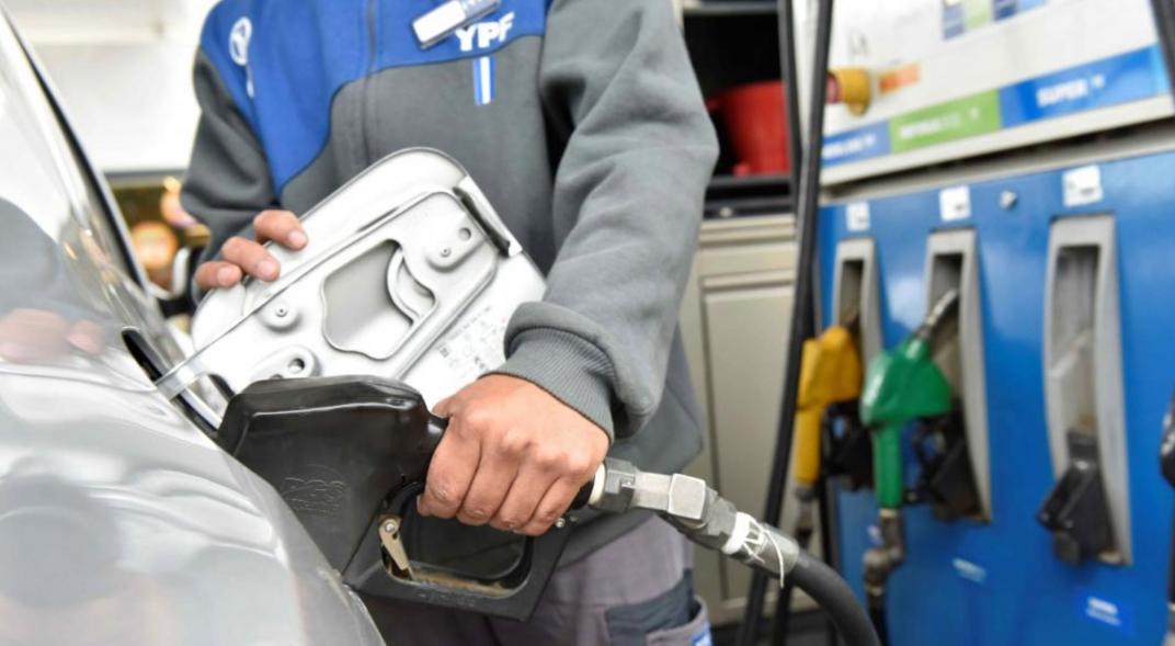 Tras las subas de Axion y Shell, YPF aumentó un 9% los precios de la nafta y el gasoil
