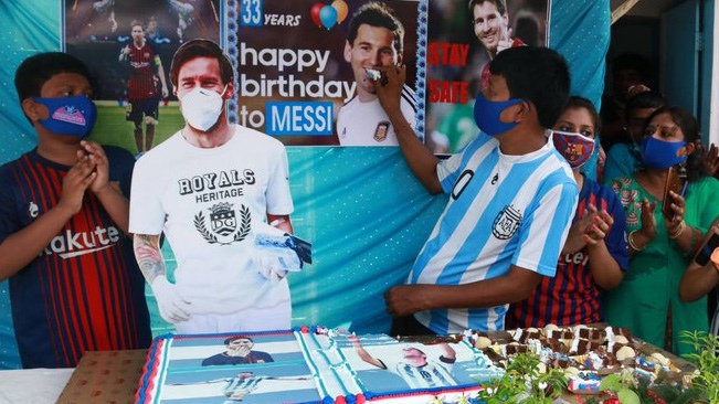 Insólito: Un grupo de fanáticos en la India festejó el cumpleaños de Messi
