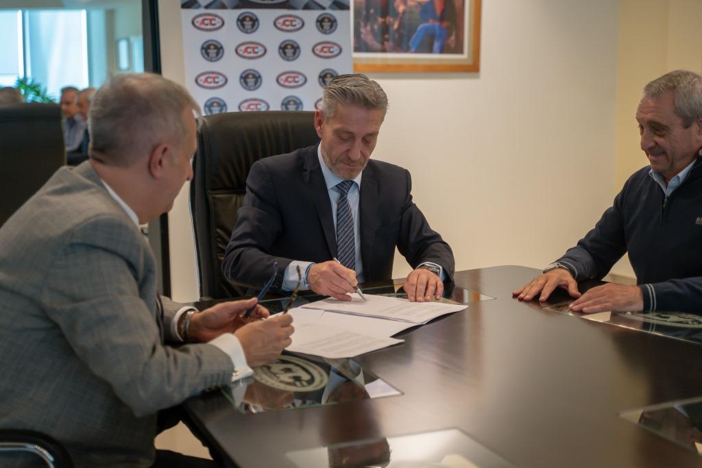 Tras la firma de Arcioni con autoridades de la ACTC, el Turismo Carretera vuelve a Chubut