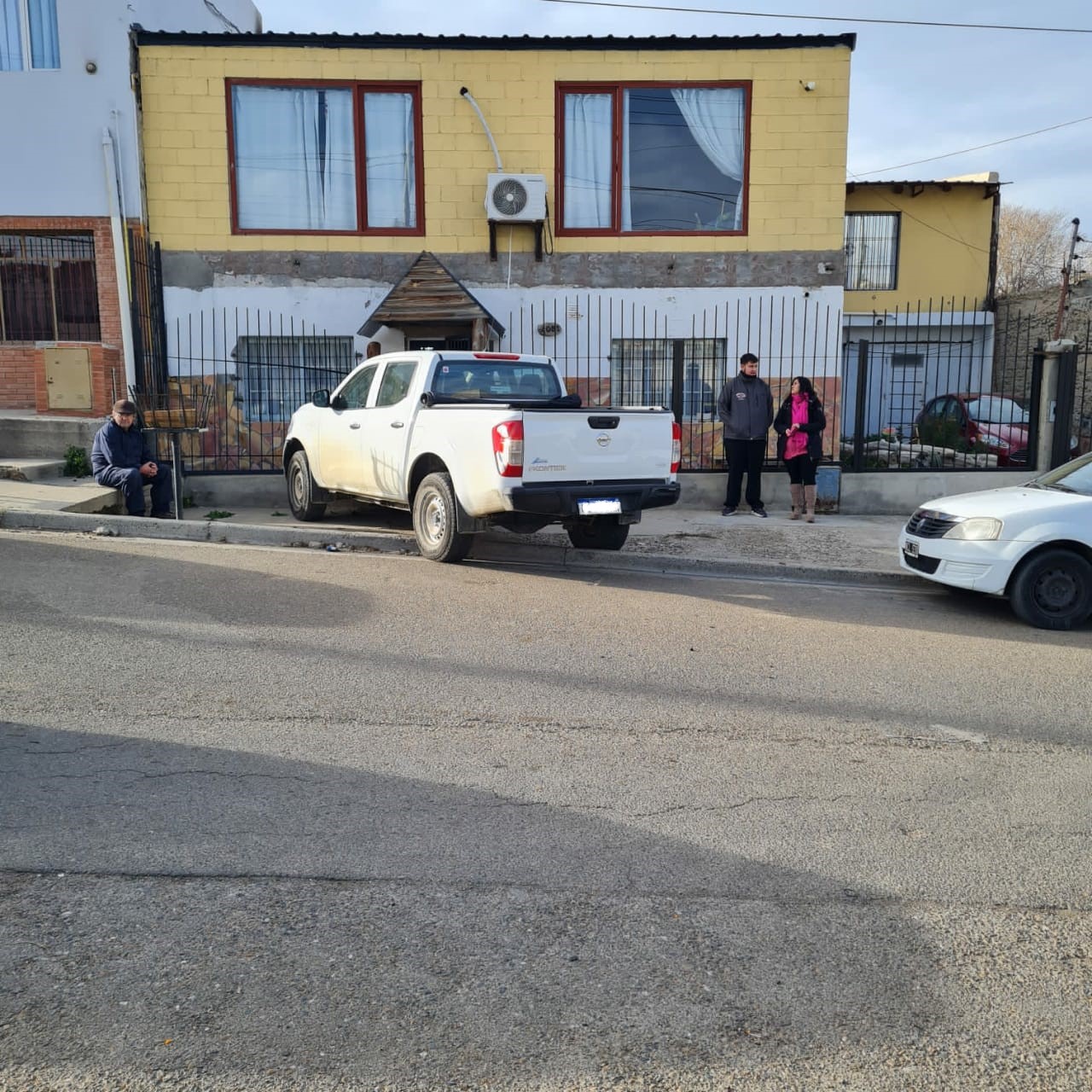 Comodoro Rivadavia: Perdió el control por el hielo, chocó un auto estacionado y terminó contra el paredón de una casa