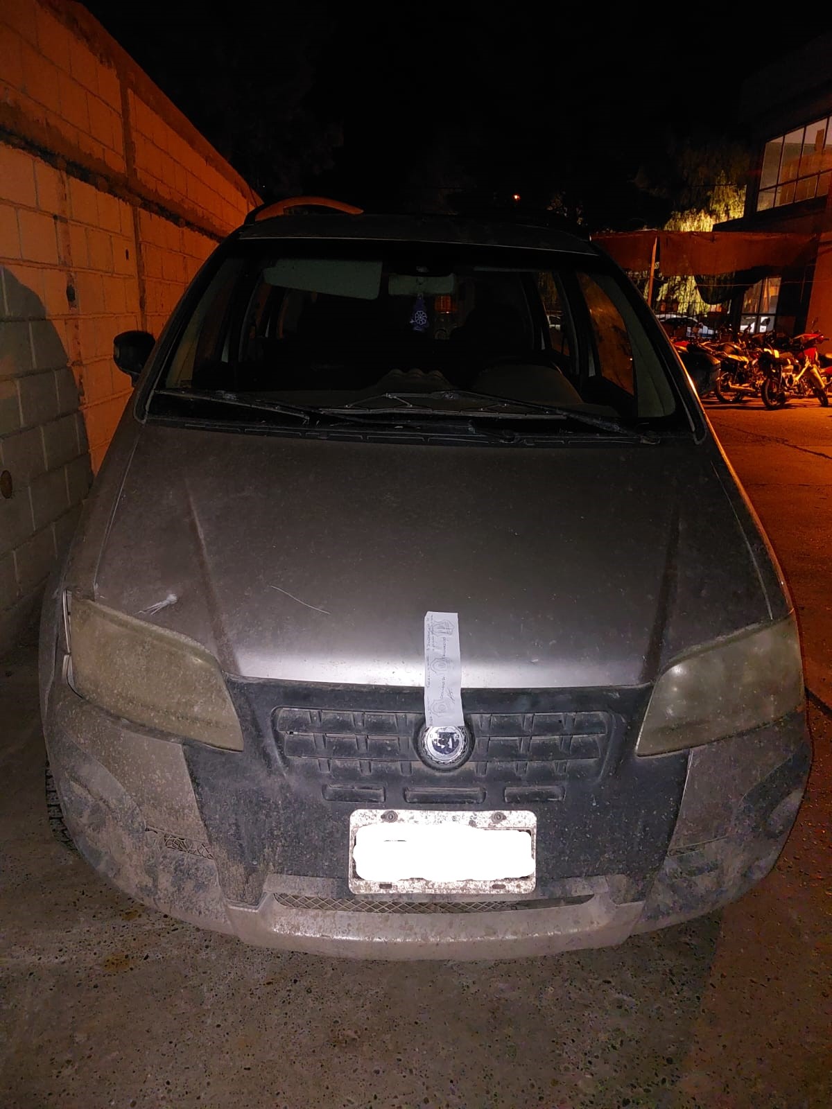 Paseaban en auto, fueron demorados por no tener ningún papel del vehículo y la Policía se dio cuenta que era un vehículo robado
