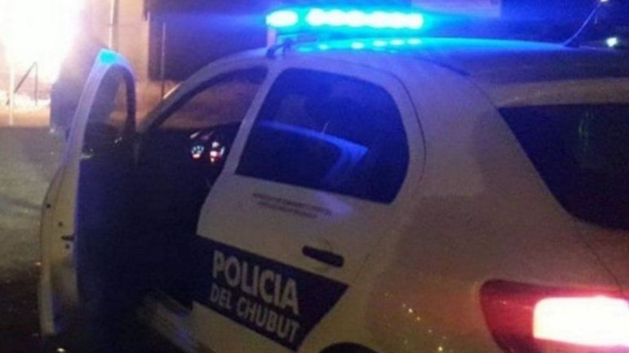 Lo fueron a detener a una fiesta de Río Pico, golpeó a una oficial, le dobló la mano a un Policía y quedó en la cárcel hasta la audiencia de detención