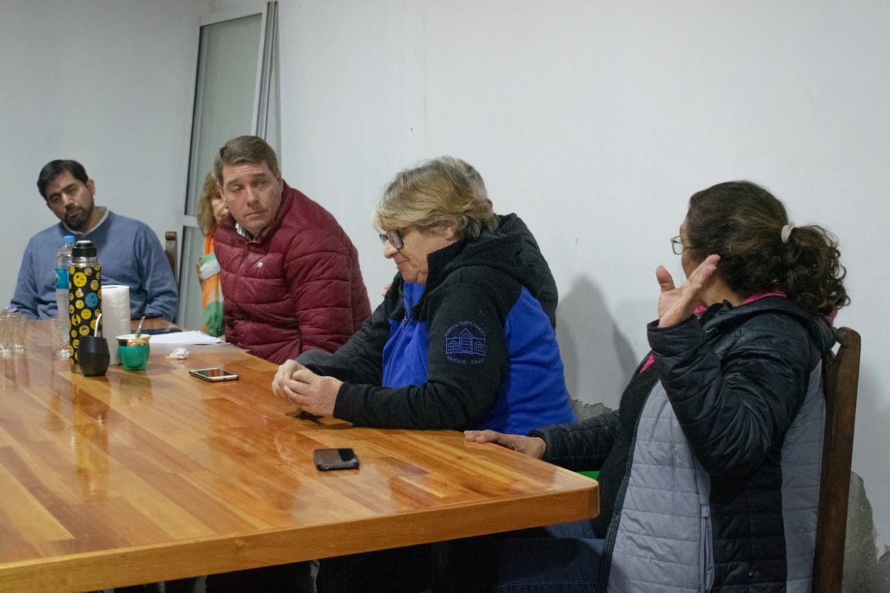 Biss conversó con vecinos del Área 21 y se comprometió a instalar una garita de colectivos, iluminación en los accesos y riego por goteo