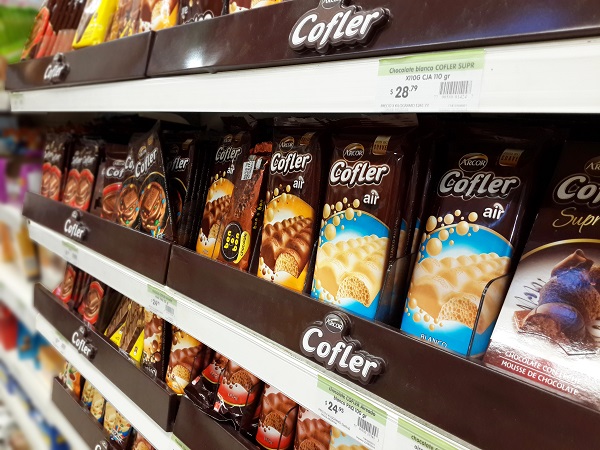 Un ladrón con antojos: Fue al shopping de Trelew, quiso robar 38 chocolates y dos botellas de gin, lo descubrieron por las cámaras y fue detenido