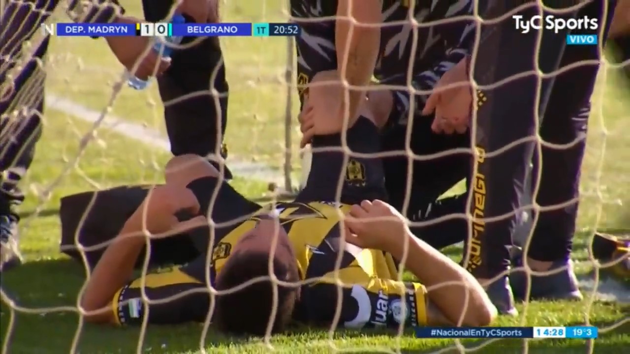 La insólita lesión de un jugador de Deportivo Madryn tras festejar el gol de un compañero de equipo