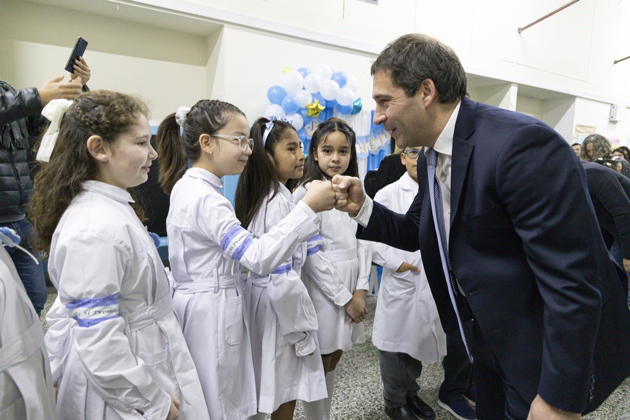 Luque acompañó a los alumnos de la Escuela 197 en su Promesa a la Bandera