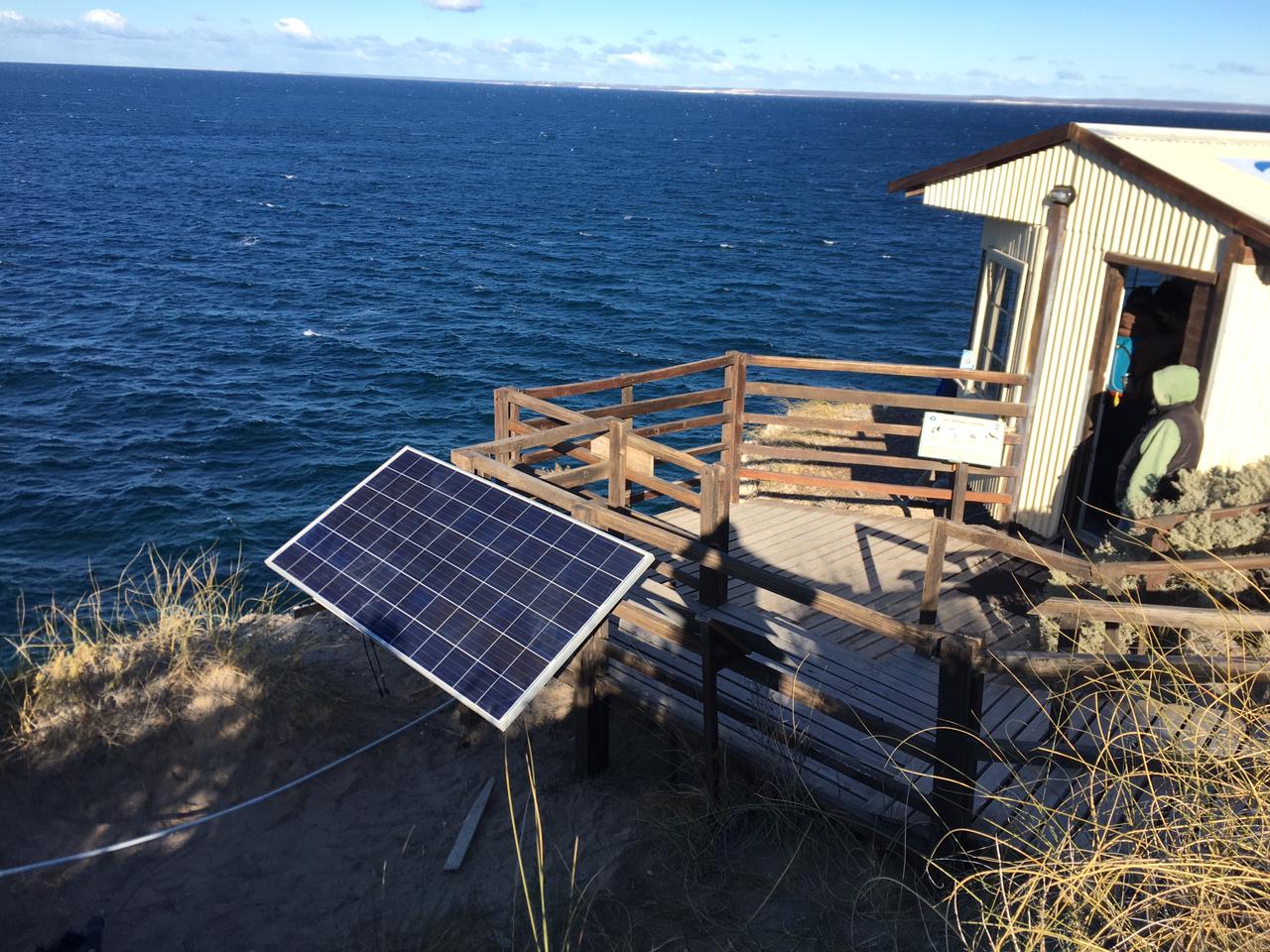 El Observatorio Punta Flecha de la Fundación Patagonia Natural ya es abastecido de energía a través de paneles solares