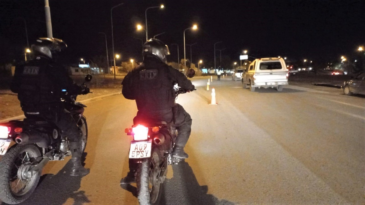 Controles en Trelew: Alcoholemias, consumo de droga, robo de vehículos y armas, entre las intervenciones de la Policía del Chubut durante este fin de semana