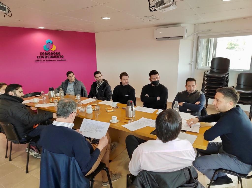 El municipio acordó con empresarios la exhibición de productos comodorenses en supermercados