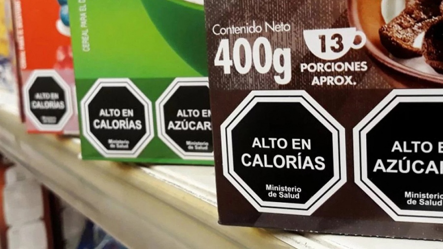 Desde agosto los alimentos advertirán el contenido de azúcares, grasas y calorías